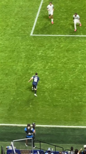 🔥 HISTORY IN THE MAKING! 💙 The greatest clip you’ll see today!⚽️ Lionel Messi delivers TWO goals in 7 minutes — equalizer + winner!🎯 Messi’s pinpoint cross. Lautaro’s thunder header. Late drama like no other!🇦🇷 Argentina 2-1 England 🏴󠁧󠁢󠁥󠁮󠁧󠁿(90+2’)😱 Pure joy. Absolute madness!🫶 This is why we love football.