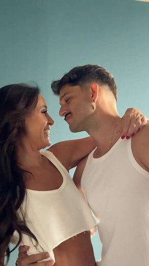 “La lección más importante que hay que aprender en la vida es el amor. El amor es tan fuerte que es inquebrantable y, sin embargo, es intangible. Puedes conocerlo, puedes sentirlo, y sin embargo, no puedes tocarlo, porque tan pronto como lo intentes resbalará como el mercurio. El amor no puede ser poseído; es libre como el viento y se mueve donde quiere. Muévanse con él. El amor es unidad y totalidad. El amor no conoce limitaciones ni barreras. Con el amor llega la libertad. Es el miedo lo que a