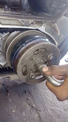 Install CVT components on a Honda Vario 150 CC automatic motorbike using manual tools . . . . . . . . . . #engine #repair #mechanic #automotive #automatic #motorbike #motorcycle #newyork #miami #sweden #stockholm #australia #netherlands #barcelona #madrid #spain #denmark #Liverpool #london #england #diy #viral | Aeon