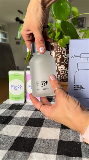 Descubre el nuevo jabón de manos Flopp Limpia, protege e hidrata con aceites esenciales de origen natural. Un formato refill que cuida tus manos… y también el planeta. 🌎✨ | Flopp