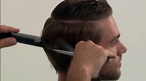 💇‍♂️Este tutorial de corte masculino seguro te va a ser muy útil. Fue realizado con técnica tijera sobre peine generando una graduación alta y texturas más largas en la parte superior. El planar en la coronilla le otorga al diseño final versatilidad para obtener más de un acabado. ¿Te gustó? Dejanos tu comentario así sabemos cuáles son tus intereses y seguiremos subiendo tutoriales para ayudarte a crecer! ¿Te gustaría aprender corte masculino? Empezá el año con más herramientas laborales. #Pivo
