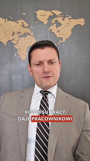 Czy pracodawca może odmówić wypłaty w gotówce, bo „nie ma kasy” w firmie? 🤔 ❌ Nie! Zgodnie z Kodeksem pracy, to pracownik wybiera, czy chce otrzymywać pensję 💵 gotówką, czy przelewem 💳 📌 Jeśli złoży wniosek o wypłatę w gotówce – pracodawca musi to uwzględnić, nawet jeśli nie ma firmowej kasy. ⚠️ Odmowa może być uznana za naruszenie przepisów. ✅ Podsumowanie: – wybór formy wypłaty należy do pracownika, – pracodawca ma obowiązek go respektować. 💡 Brak kasy nie zwalnia z obowiązku wypłaty w go