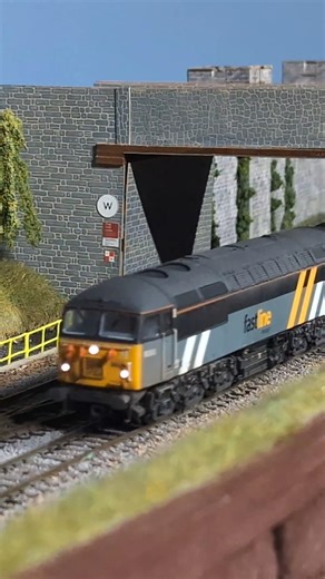 Hornby Fastline Class 56 with charter stock. #modelrailways #oogauge #trains