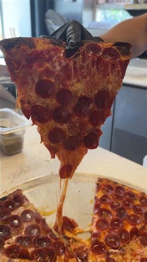 Extra cheesy pepperoni pizza 🤤