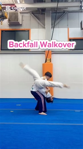 🌈ハピネス製造機Namilk🌈 on Instagram: "Backfall Walkover (バックフォール・ウォークオーバー） ⁡ アクションで使えそう！👊 でも思ったより難しくて最初頭から落ちたから要練習😂 ⁡ ⋱⋰ ⋱⋰ ⋱⋰ ⋱⋰ ⋱⋰ ⋱⋰ ⋱⋰ ⋱⋰ ⋱⋰ ⋱⋰ ⋱⋰ ⋱⋰ #スーツアクター #actionperformer #ペアアクロバット #pairlift"