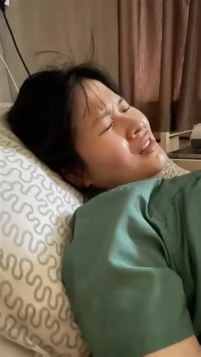 Kenzo Lim Hin Eng on Instagram: "这个是两年前的记录📷 是老婆生老三时最宝贵的画面👶❤️ 你赚钱💼 你做家务🧹 你带孩子👧👦 这些都很好👍 但都比不上—— 老婆替你生孩子🤰 而且还不止一个！😮❤️ 所以啊… 不要再问： “你老婆在哪里？”🙄 “你老婆是不是很懒惰？”🤨 “为什么不让你老婆做家务？”😒 “你老婆很幸运咯…”🙄 这些话题真的可以收一收了🙏 拜托🙏 看看你老婆生孩子时 有多！么！痛！苦！😣💔 那不是一句“辛苦了” 就能带过去的🥹✨ ⸻ 🇬🇧 English Translation（With Emojis） This was a recording from two years ago📷 One of the most precious moments—my wife giving birth to our third child👶❤️ You earn money💼 You do housework🧹 You take care of the kids👧👦 All of these are g