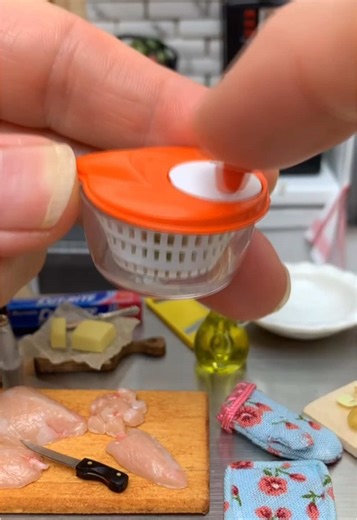 Miniature Salad Spinner: The Cutest Kitchen Tool