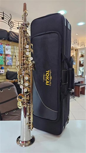 🎷✨ Soprano afinado e pronto para brilhar nos hinos! Se você busca um som firme, afinação segura e um visual elegante no conjunto, este Sax Soprano Tokai TSS-200NL está seminovo e em perfeitas condições para tocar com confiança. 🌟 Corpo niquelado com chaves laqueadas – moderno e sofisticado ✅ Afinação em Sib com resposta leve e precisa 🎶 Excelente projeção e facilidade de emissão 🛡️ Seminovo, revisado e com 6 meses de garantia mecânica 🎒 Acompanha case luxo, boquilha, tudel reto e curvo toal
