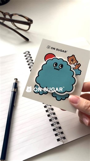 ON SUGAR on Instagram: "仕事の相棒、クーモ付箋📌 大事なタスクも、ちょっとしたひらめきも、 すぐにメモしてパソコンの縁へ。 シンプルだけど頼れる、私の作業スタイル📝"