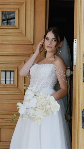 A beautiful bride in a white dress with a bouquet✨