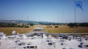 TRANSMISSIONS DE TESTS DRM ce Mercredi 10 août : 0630-0700 UTC, (0830 – 0900 heure d'Europe centrale) 6195 kHz Jeudi 11 août : 0830 – 0900 UTC, (1030 – 1100 heure d'été d'Europe centrale ) 9410kHz. Ces tests sont diffusés dans le cadre d'un essai DRM qu'Encompass Digital Media exécutera à partir de la station de transmission de Woofferton. La zone cible de la transmission de test est principalement l'Allemagne. (elle pourra être reçue de la Grande Bretagne à la mer noire) Les utilisateurs de l' 