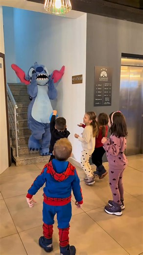 Danas smo imali veselo druženje sa stitch-om u našem centru! Veliki broj djece uživao je u animacijskom programu, igri, smijehu i nezaboravnoj atmosferi. Pored druženja, mališani su se posebno obradovali face paintingu, koji je dodatno uljepšao ovaj dan i izmamio osmijehe na sva dječija lica 🎨😊 ℹ️ Info i rezervacije: 📞 080 02 22 29 📱 061 903 703 📧 info@srca.ba 📍 Lokacija: SRC Ajdinovići 🌐 www.ajdinovici.ba | Sportsko-rekreativni centar Ajdinovići