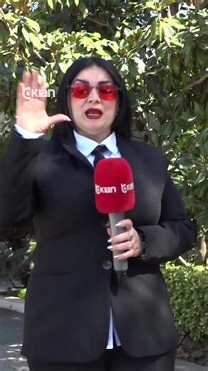 Gruaja gris faturen para kameras, fermeret blene aty fidane te lakres me dy koka Në fshatin Jagodinë Elbasan, disa fermerë i janë drejtuar redaksisë sonë, Stop duke denoncuar një problem me prodhimin e lakrës me dy koka, që sipas tyre, u ka dëmtuar rëndë ekonominë. Fermerët thonë, se produkti nuk po gjen treg dhe dëmet për secilin prej tyre, arrijnë nga 8 deri në 20 milionë lekë të vjetra.Sipas tyre, problemi lidhet me farën e lakrës, që kanë përdorur. Videon e plotë e gjeni në kanalin e YouTube