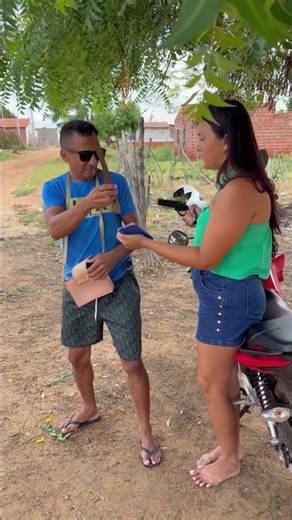 Foi comprar e levou uma pizza