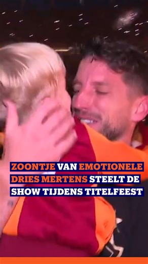 Dries Mertens heeft met Galatasaray naast de beker nu ook de Turkse titel veroverd. De 38-jarige Belg liet zijn emoties nadien de vrije loop. Tranen voor zijn afscheid van Istanbul of voor het (mogelijke) einde van zijn voetbalcarrière? Ook het 3-jarige zoontje, de kleine Ciro, stal nadien de show. Op sociale media doken beelden op waarop hij vol overgave over het veld holt of handtekeningen uitdeelt vanuit de armen van mama Kat Kerkhofs 🥹 🧡 #driesmertens #mertens #galatasaray #gala #ciro #soc