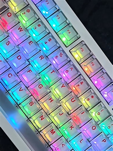 This year, Valentine’s Day and Chinese New Year are almost back-to-back — so what better excuse to beat the Wednesday slump with a little pre-fireworks new year sparkle and a touch of romance with this lovely keeb? ✨🎆💜 Enter the PMOKEY P75 — a sub-brand from the minds behind the Rainy75 (yes, that Rainy75 we all love for its acoustics and feel). @wobkey1 kindly sent this along with their translucent wrist rest and I can hear the heritage immediately. The sound is clean, balanced, and confident