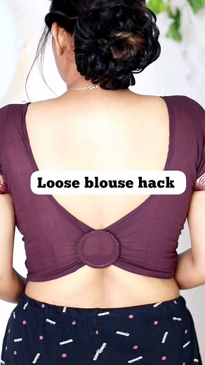 Reena Sampson on Instagram: "Loose blouse hack ✨ Now you can wear your mom's blouse too❤️ With this hack the blouse becomes stretchable and anyone can fit in this. #looseblouse#blousedesigns#blousebackdesign #rubberbands#blousestyle#sareeblouses #blouse #creativeminds #instafashion"