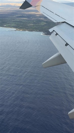 38K views · 738 reactions | I took this video yesterday while flying back into Kona. I wanted to capture the aerial view of the white sand beaches that we can’t get via drone due to the restricted airspace. I’m sure most of you have seen this exact view-but here’s a refresher! I was hoping a whale would appear! | 365 Things To Do In Kona, HI | Facebook