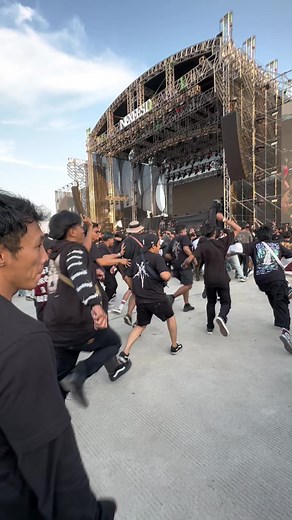 Rebellion Rose: Moshpit dan Pengalaman Moshing di NexFest