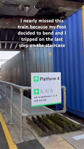 88001 gliding past Tamworth with flashing lights #train #britishrail