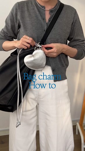 チ on Instagram: "よく聞かれるコード付きバッグチャームの付け方🤍 いろんな付け方があるけど 特に簡単な２つを紹介してみました！ カラビナ付きなのでコード無しでも十分可愛いけど、 アレンジするのも楽しいよね🥹 このリールで紹介したハートチャームと大きめショルダーも 21日の13時までタイムセール10%OFF💡 狙っている方はお早めに！ ハイライト【ハートチャーム】【大きめショルダー】からチェック✔️ #チャームアレンジ #バッグ #bag #バッグチャーム #ポーチ #カバン #russet #ラシット #シンプルコーデ #カーディガン #カーディガンコーデ #デニムコーデ #20代コーデ #30代コーデ #大人カジュアル #レザーバッグ #大きめショルダー #大きめバッグ #モノトーンコーデ #가방 #가방추천 #ハートチャーム #ハートポーチ"