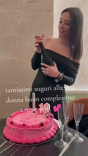 Video di patrizia (@patrizia43492) con Donna musica - Collage