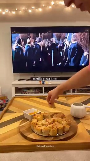 Make a quick snack with me! Type 'Easy Snack Recipes' and I'll send you a list of FREE recipes! Credit: https://www.instagram.com/alexandragoeders baked at 400 for about 20 mins and made a spicy/garlic dipping sauce to go with it #easysnack #cheesy #cheesepull | Yummy Diet Recipes | Facebook