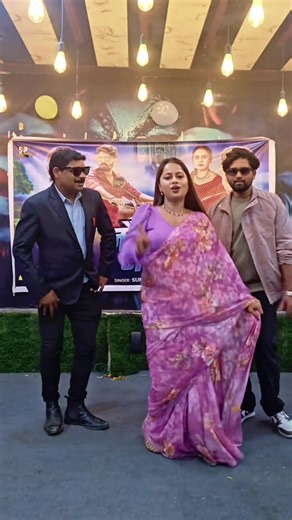 Teen log, full vibe, party ka scene ON. ‘Nahi ghar ke log je kheyal karelu… Sab ke kam aai pani na hai, ae raja rani hai, naukarani na hai.’ Seedhi baat — hum jahan khade hote hain, vibe wahi ban जाती है. Pasand aaye to like, comment, share kar dena… rukna mat.”** #PartyReel #DanceVibe #RajaRani #TrendingReels #DesiDance #ViralVideo #GroupDance #ReelShot #BhojpuriVibes | निभा यादव फैन क्लब