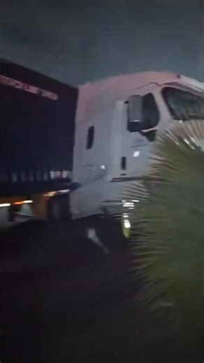 🚨WOW! Amazon semi crashes in California. Drivers immediately scramble to remove company name and DOT number. 👀 “Logistics” is misspelled. They probably got their CDLs from the Quality Learing Center 😂 | David J Harris Jr.