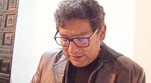 El escritor Alex Aillón nos lee "Un café" de su nuevo libro P(r)oemas, presentado la noche de este jueves en el patio del edificio histórico de la Facultad de Derecho de San Francisco Xavier. Video: Alina Cuentas/CORREO DEL SUR | Correo del Sur