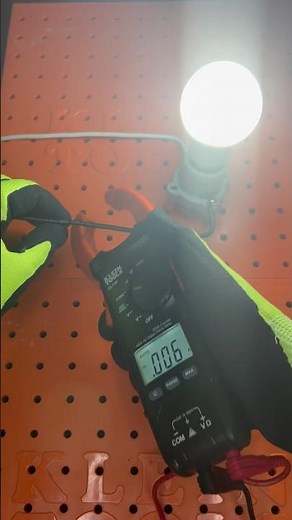 How to use an ammeter or clamp meter #electricians #electricity #tutorial