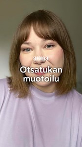 Haaveiletko otsiksesta, mutta et tiedä, miten se laitetaan kivasti? 💁🏻‍♀️ Kysyimme kampaaja-meikkaaja Hannis Hanniselta @hannis.halla vinkit otsatukan muotoiluun – ja testasimme ne tositoimissa: 1. Suihkuta otsahiuksiin kuivasampoota ja tekstuurisprayta. 2. Jaa otsahiukset 3-5 vaakaosioon ja käsittele osio kerrallaan. 3. Suihkuta osioon ensin lämpösuoja. Sen jälkeen taivuta osiota kevyesti suoristusraudan avulla tyvestä latvaa kohti. Mitä jyrkemmässä kulmassa taivutat, sitä kaarevampi otsikses