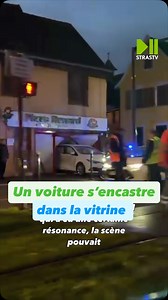 🚨 Accident insolite à Strasbourg ce matin. Une voiture finit dans la vitrine d’une pizzeria après une collision avec un tramway. Aucun blessé. | StrasTV.com