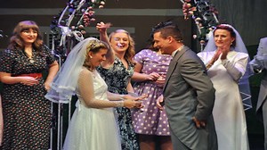 Couple's real proposal on stage before an audience of 200