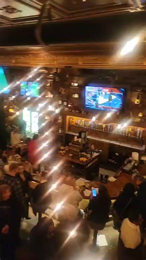 Prohibition Kitchen הוא אחד המקומות הפופולריים והתוססים ביותר בסט. אוגוסטין (St. Augustine), פלורידה. מדובר בגסטרו-פאב (Gastropub) שמעוצב בסגנון שנות ה-20 של המאה הקודמת (תקופת היובש), עם אווירה של "ספיק-איזי" (Speakeasy) מודרני ותעשייתי. הנה כמה דברים שכדאי לדעת על המקום: * האוכל: המטבח מציע אוכל אמריקאי משודרג ("Elevated Comfort Food"). המנות המפורסמות שלהם כוללות המבורגרים ייחודיים, פשטידות רועים, ומנות דגים מקומיות. * המילקשייקים: אחד מסימני ההיכר של המקום הוא המילקשייקים ה"אלכוהוליים" (Booz