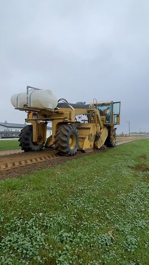 Down to the dirt 👌🏼 . . #reclaimermachine #reclaimer #asphalt #downtothedirt #dirtroad #transformingroads #heavymachinery | Builders Asphalt, LLC