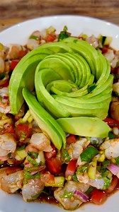 🤩 ¡El Ceviche de Camarón más Refrescante y Sabroso que Probarás! 😋 Si el calor aprieta o simplemente necesitas un placer ácido y picantito, esta receta es la solución. ¡Es un verdadero tesoro del mar! El secreto de este ceviche está en la calidad de los camarones, el marinado perfecto en limón y una mezcla de verduras que explota en frescura. ¡Ese toque de aguacate al final es la gloria! 🥑🍤 | Chef Julio López