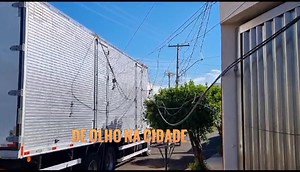 🔴 URGENTE- CAMINHÃO PASSA E ARREBENTA DIVERSOS FIOS, EM IBITINGA 😳 Há pouco, o motorista de um caminhão se envolveu em um acidente ao enroscar o baú do seu caminhão nos fios de telefone/Internet, no Jardim Centenário, em Ibitinga 😳 O acidente aconteceu na Rua David Kalil, ao lado do ginásio de esportes Municipal (Nicolão). O corpo de bombeiros, e a CPFL, foram acionados para isolamento do local, e desobstrução da via, para evitar outros acidentes. O problema tem sido recorrente no município d