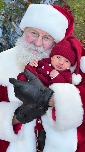 My first day of Santa mini sessions today and it was absolutely gorgeous! Lots of happiness, a few tears, sprinkled with a bit of magic and the most amazing Santa 🎅🏻 ❤️❤️❤️❤️❤️❤️ | Nikki Paxton Photography
