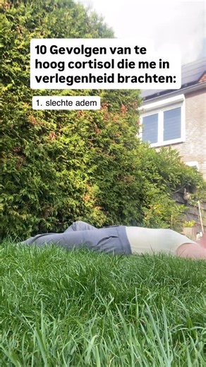😅 Dit zijn dus de charmante gevolgen van te veel cortisol… Van stinkende oksels tot random haar op m’n kin 🙃 Stress zet je lijf namelijk op overleven → cortisol krijgt altijd voorrang. Vroeger handig bij wilde dieren,maar nu gebeurt het bij blauwe brieven, eindeloze to-do’s en de gedachte “ik ben niet goed genoeg”. Gelukkig kun je hier zelf veel aan doen door je zenuwstelsel te leren reguleren. Als je brein het signaal ‘veilig’ krijgt, signaleert datzelfde brein naar je lichaam dat ‘het gevaar