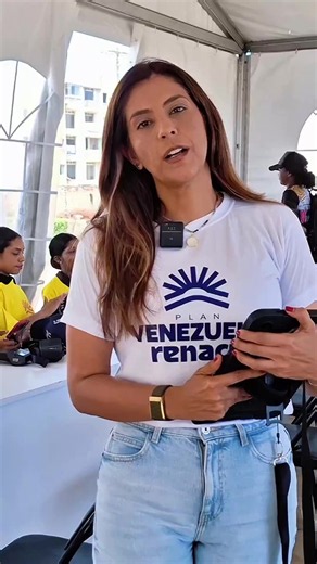 #EnVideo || En cumplimiento con las líneas de atención a las comunidades, el Ministerio del Poder Popular para Hábitat y Vivienda continúa activo el despliegue técnico para el levantamiento de la data social y habitacional en el sector Mare Abajo. La Viceministra de Redes Populares, Patricia Cabrera, destacó que este operativo cuenta con un sistema digital interconectado que permite procesar la información de forma rápida y eficiente. La jornada prioriza la recolección precisa de los datos de ca