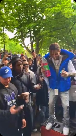 ‎اسپاتیفای و اشتراک تمام پلتفرم ها‎ on Instagram‎: "در کنار صدای همیشه جذاب سوآ لی و اجرا های شاهکارش دلیل جذابیت و زیبایی کورس این ترک برمی‌گرده به آهنگی که خیلیاتون قبلا شنیدید یعنی Stan از امینم که سال ۲۰۰۰ منتشر شد و کورس اون ترک رو هم دیدو خونده بود و البته اون خانم چاییش سرد شده بود نه لینش:) . . . . . . . . . . . . . . #چایی #لین #شربت #تخت #تختخواب #خواب #بیدار #صبح #پنجره #دود #گل #امینم"‎