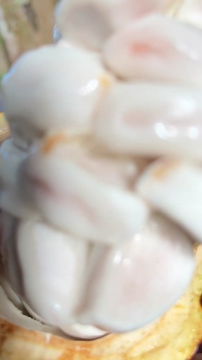 Have you tried raw chocolate straight from the pod? ♥️ 🍫Cacao contains various phytochemicals, such as flavanols (including epicatechin), procyanidins, and other flavanoids. 🍫Flavanols in cocoa have been studied for many years. They have been shown to help lower blood pressure, improve blood flow to the brain and heart, prevent blood clots, and fight cell damage. ⠀⠀⠀⠀⠀⠀⠀⠀⠀ 🍫The highest levels of flavanols are found in raw unprocessed cacao and to a lesser extent, dark chocolate, since flavono