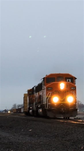 Double SD60M Triclop engines lead the Sandpoint Turn!