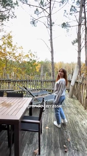 🌿✨ Une nuit perchée au cœur de la nature ✨🌿 Direction le Center Parcs Le Bois aux Daims pour une expérience magique : la maison dans les arbres ! Nichée à plusieurs mètres du sol, cette cabane tout confort offre une vue incroyable sur la forêt et les daims qui s’y promènent librement 🦌💚 Entre calme absolu, odeurs de bois et réveil au chant des oiseaux, c’est un véritable retour aux sources, sans renoncer au confort ! | Center Parcs Le Bois aux Daims