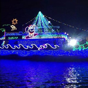 The Palm Beach Boat Parade cruising through Jupiter, Florida this evening ⛵️ There were over 100 boats & yachts decorated with Christmas lights, it was a sight to see! A view of the Loggerhead Yacht passing by. www.cleanshake.com #jupiterfl #boatparade #christmas #fun #boats #yachts #islandlife #paradise #florida #palmbeach #boat #parade #cleanenergy #cleanshake | Cleanshake | Facebook