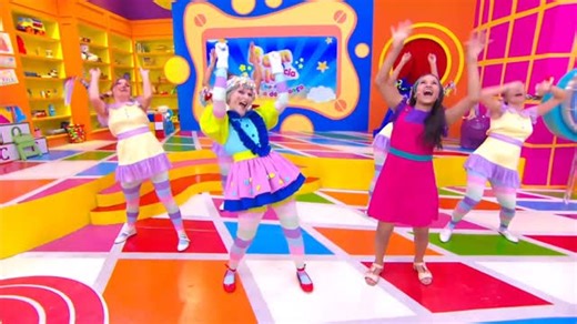 O Picapau Amarelo on Instagram: "Ahh eu amo a minha música hihihi eu mesminha que escrevi a letra e também preparei a coreografia todinha hihihi. Depois ensinei a Rafinha pra ensinar as minhas bailarinas 😜😍😍😍💜🤍💚💛🩵💙💜✨ #SitioDoPicaPauAmarelo #Emilia #BonecaEmilia #Picapauamarelo #OPicaPauAmarelo #Lobato #MonteiroLobato #LiteraturaInfantil #Pranks #CamerasEscondidas #Pss #folclore #Saci #OSaci #Caipora #Curupira