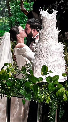 2000 Wafer Paper Feathers Wedding Cake | Feather Wedding Cake