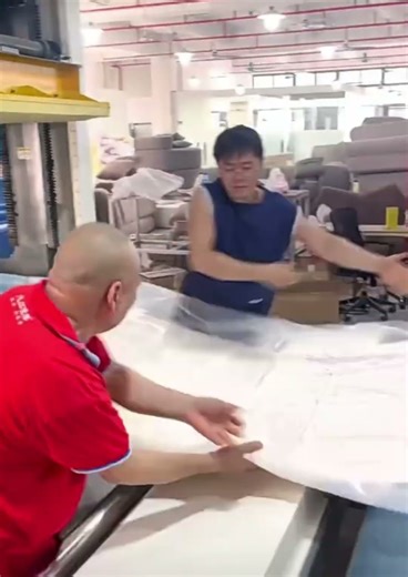 Compressed sofa packing #amazingthingtechnology #compressionsofa #sofa #machine #amazingmachinery