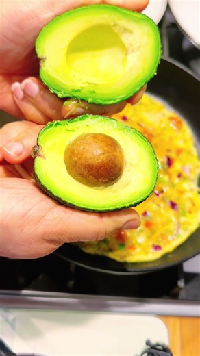 Perfect loaded veggie omelette breakfast #neeloferskitchen #fyp #breakfast#omlette #nashtaday